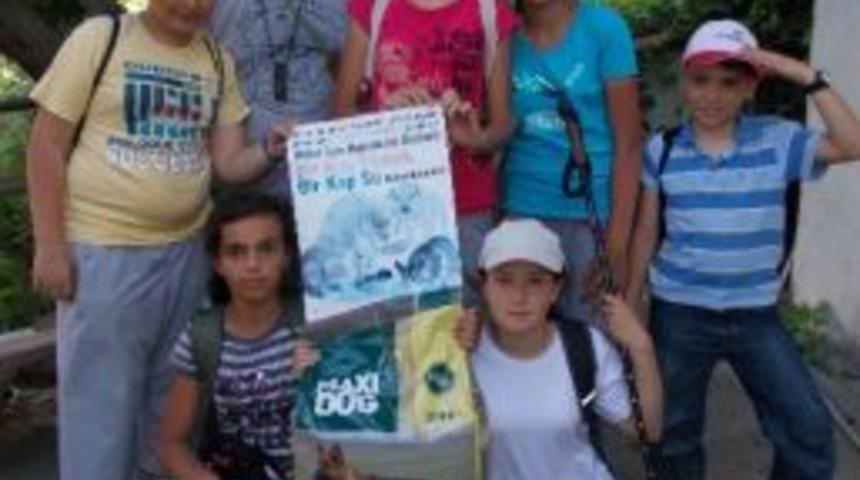 Har&ccedil;lıklarıyla Sokak Hayvanlarına Yiyecek Aldılar