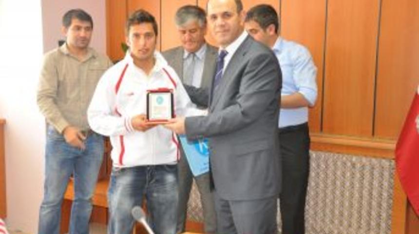 Başarılı sporcular &ouml;d&uuml;llendirildi
