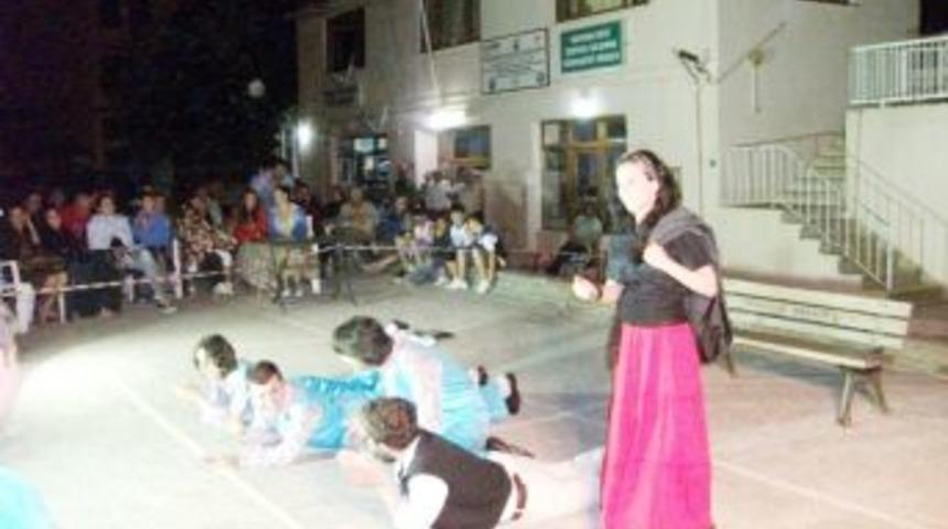 Arka Mahalle Kumyaka&rsquo;yı Kahkaya Boğdu