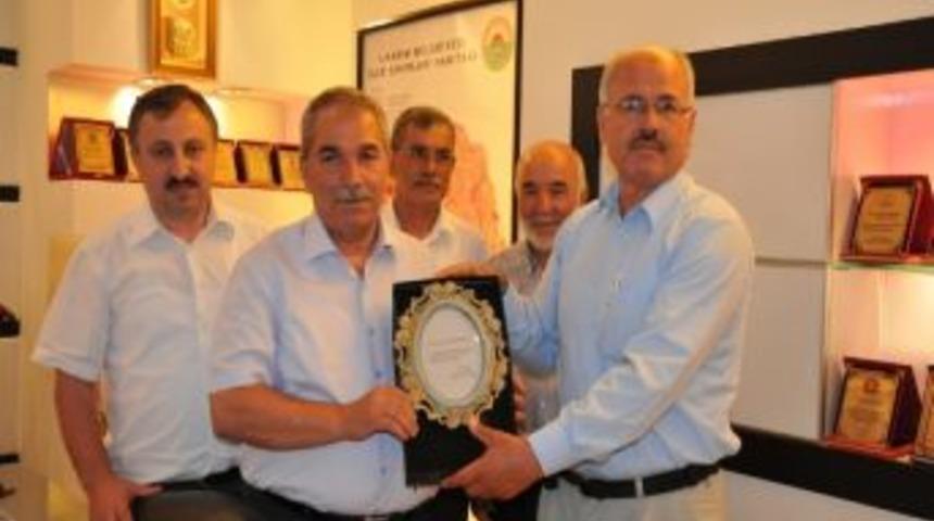 Cami Derneğinden Demirtaş&rsquo;a Plaket