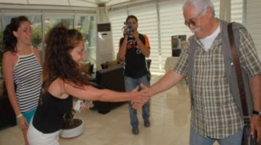 Levent Kırca&rsquo;ya 'yılık Ke&ccedil;ici' &Ouml;d&uuml;l&uuml;