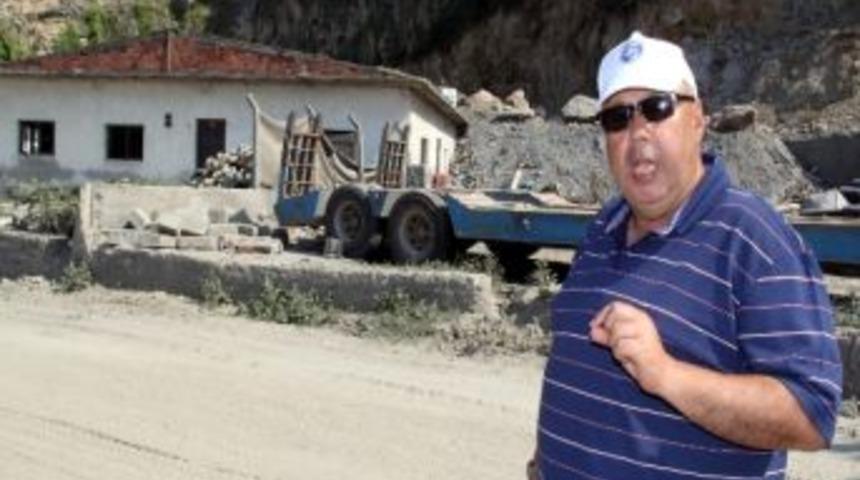 Amasra Belediyesi &Ccedil;&ouml;p D&ouml;k&uuml;len Alanı Temizledi