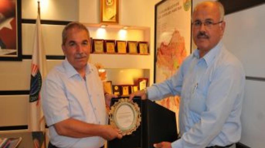 Cami Dernek Y&ouml;netiminden Demirtaş&rsquo;a Plaket