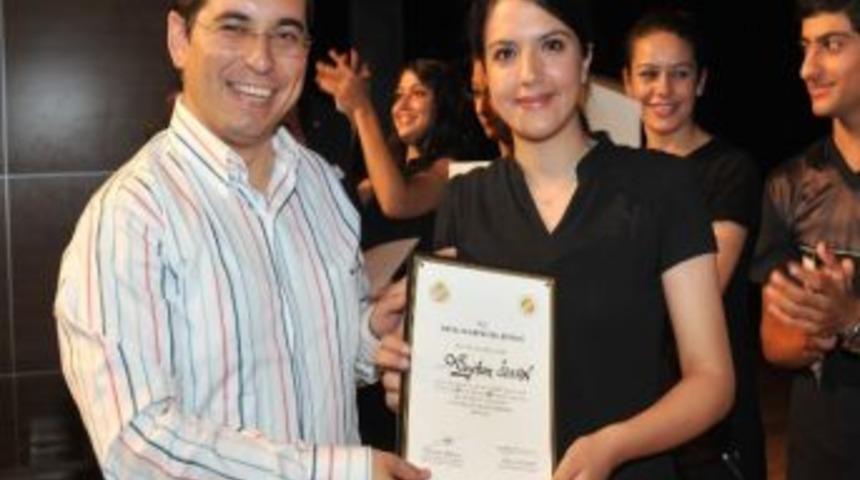 Tiyatro Kursunu Başarı İle Tamamlayanlar Sertifikalarını Aldı