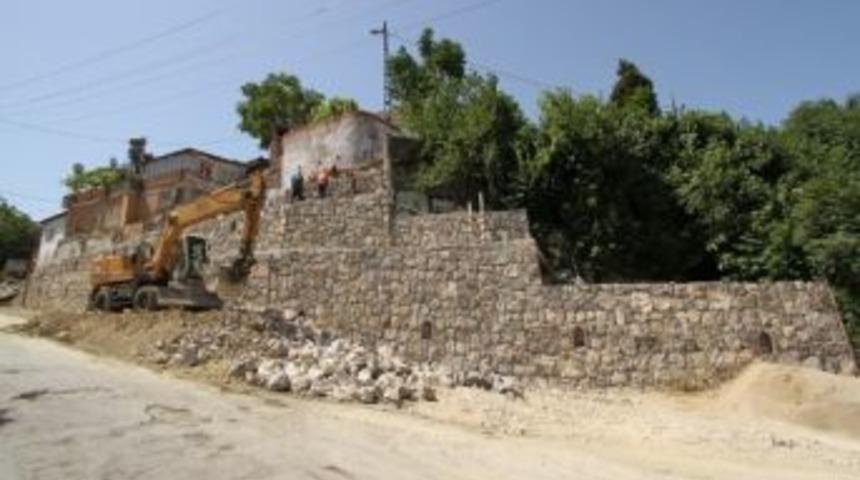 G&uuml;r&ccedil;eşme&rsquo;ye İstinat Duvarı Yapılıyor