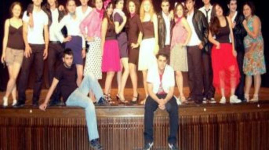 İzmir &Uuml;niversitesi &Ouml;ğrencilerinden Grease M&uuml;zikali