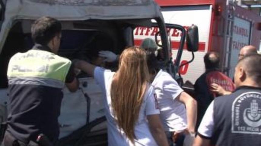 TIR'a Arkadan &Ccedil;arpan Kamyonun S&uuml;r&uuml;c&uuml;s&uuml; Hayatını Kaybetti