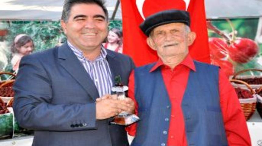 Birinci Se&ccedil;ilen Kirazlar Cumhurbaşkanı G&uuml;l'e G&ouml;nderilecek