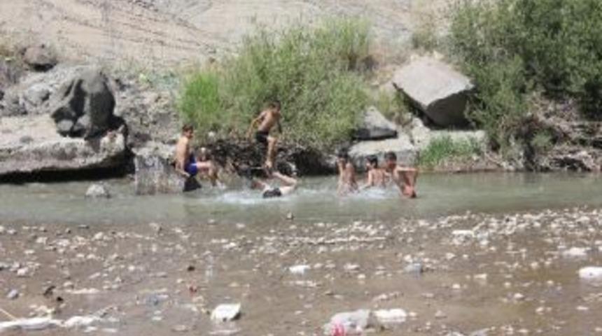 Ağrılı &Ccedil;ocuklar Murat Nehri&rsquo;nde Serinliyor