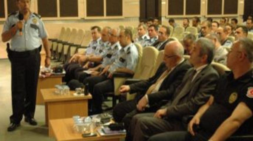 Emniyet M&uuml;d&uuml;r&uuml;nden İstanbul&rsquo;da Polislerin Vatandaşı D&ouml;vmesine Atas&ouml;zl&uuml; Benzetme: