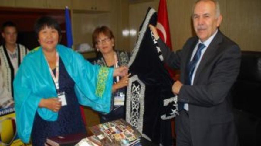 Yabancı Folklor Ekiplerinden Vali Ata’ya Ziyaret