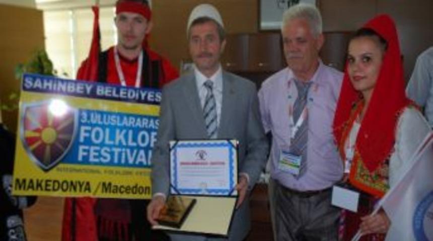 Yabancı Folklor Ekipleri Başkan Tahmazoğlu&rsquo;nu Ziyaret Etti