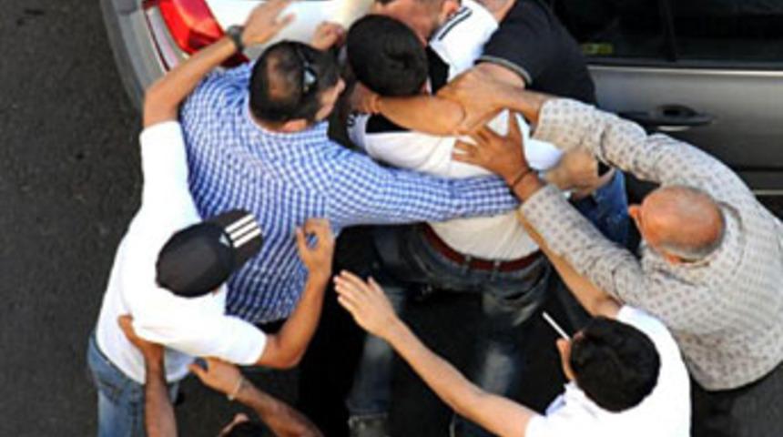 Trafiği kilitleyen kavga