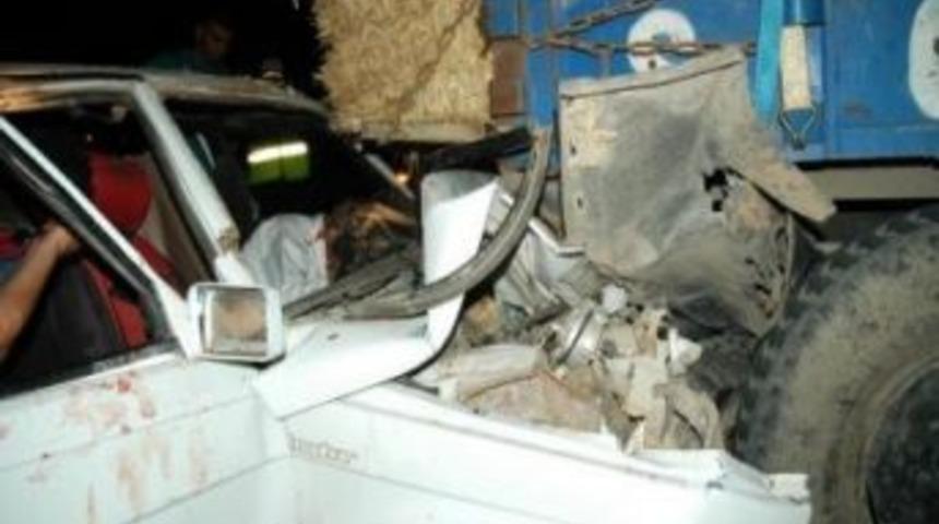 Otomobil Trakt&ouml;rle &Ccedil;arpıştı: 5 Yaralı