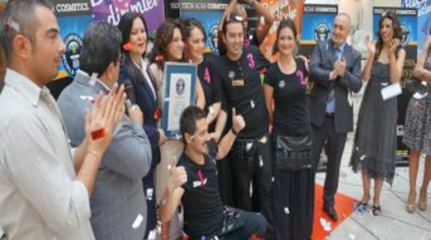 Bir G&uuml;nde 531 Kişiye Makyaj Yaparak, Guinnes Rekorlar Kitabı'na Girdiler