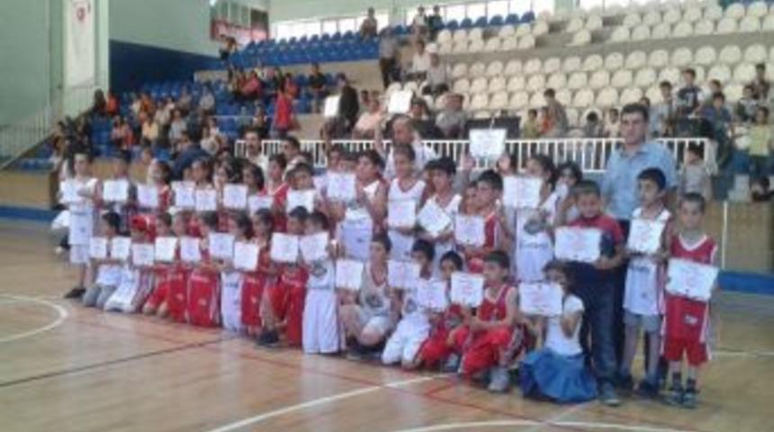 Okul Birincisi Basketbolculara Sertifikaları Verildi