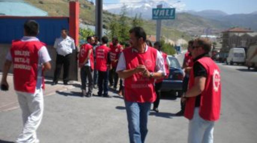 Kayseri'de iş&ccedil;iler g&uuml;l ile g&ouml;r&uuml;şemedi