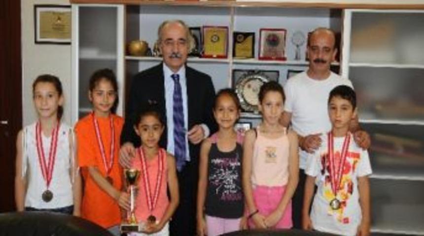 Minik Jimnastik&ccedil;iler Sevin&ccedil;lerini Başkan Gen&ccedil;&rsquo;le Paylaştı