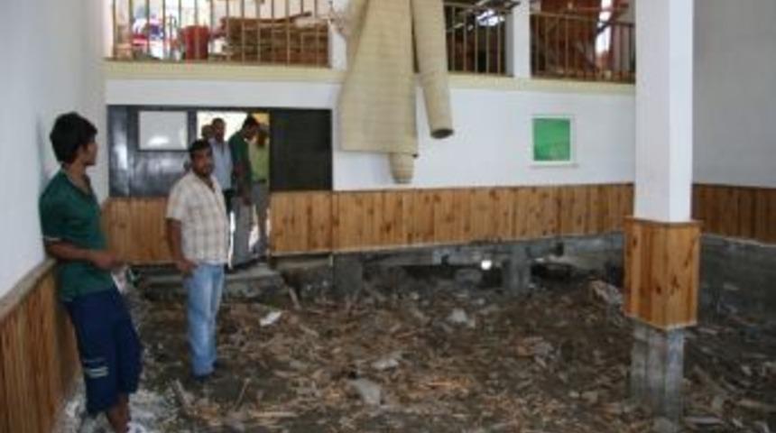 Tabanı &Ccedil;&ouml;ken Caminin Cemaati Namazlarını Bir Yıldır Avluda Kılıyor