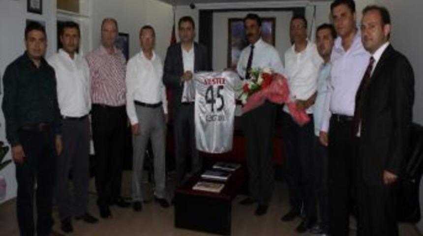 Manisaspor Y&ouml;netim Kurulu &Uuml;yeleri Mehmet U&ccedil;ak&rsquo;ı Ziyaret Etti