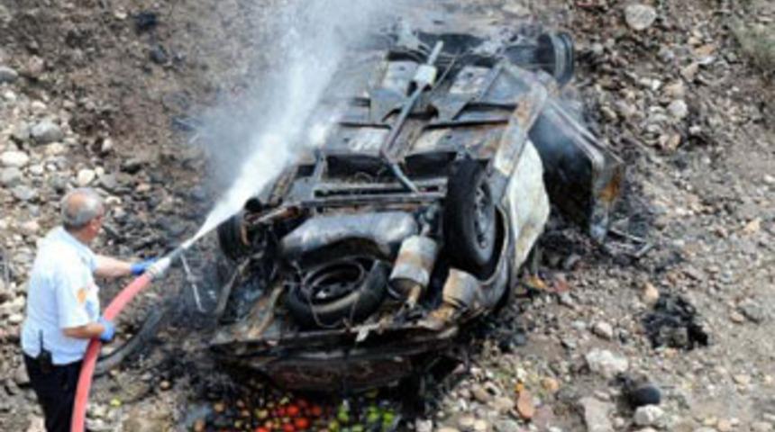 Otomobil dereye u&ccedil;tu 3 &ouml;l&uuml;!