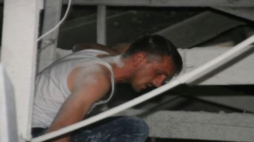 Av T&uuml;feğiyle Havaya Ateş Eden Gen&ccedil; Saklandığı Mermercide Yakalandı