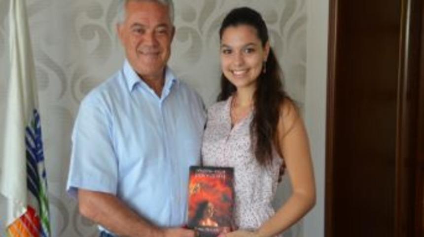 T&uuml;rkiye'nin En Gen&ccedil; Yazarı D&ouml;rd&uuml;nc&uuml; Kitabını &Ccedil;ıkartmak İstiyor