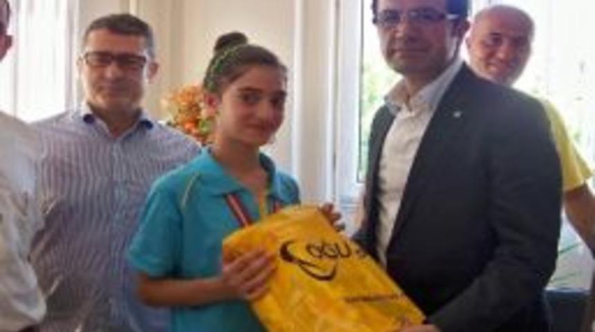 Salihli Ticaret Borsası, T&uuml;rkiye 2.'si Olan Okulu Ziyaret Etti