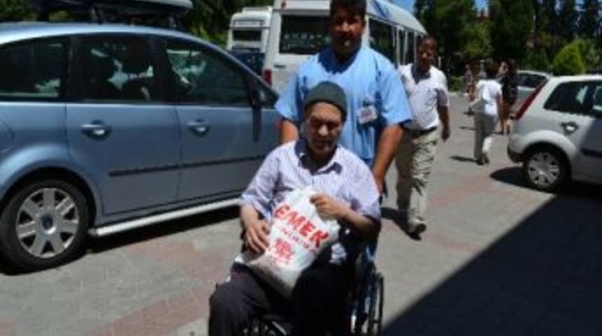 Ak Parti'den Huzurevi Sakinine Yardım Eli