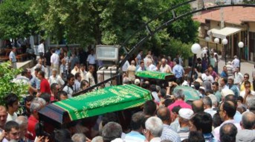Sivas&rsquo;taki Kazada Hayatını Kaybeden Karaoğlu Eilesi Kozan&rsquo;da Defnedildi