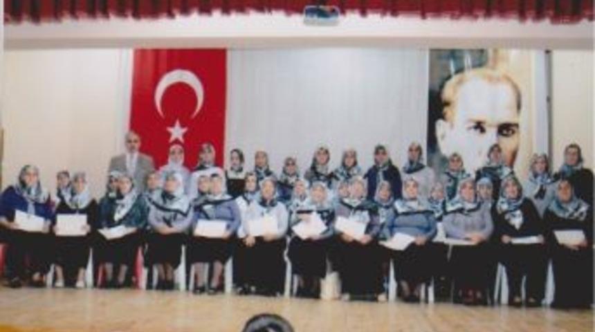 Salihli&rsquo;de Merkez Kur&rsquo;an Kursundan Hatim Merasimi