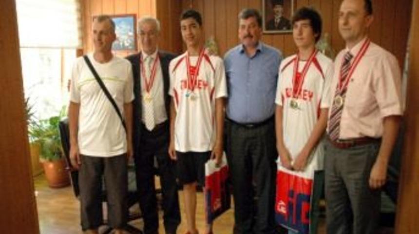 Babalar Ve Oğullar T&uuml;rk - Yunan Dostluğu İ&ccedil;in Y&uuml;zd&uuml;ler