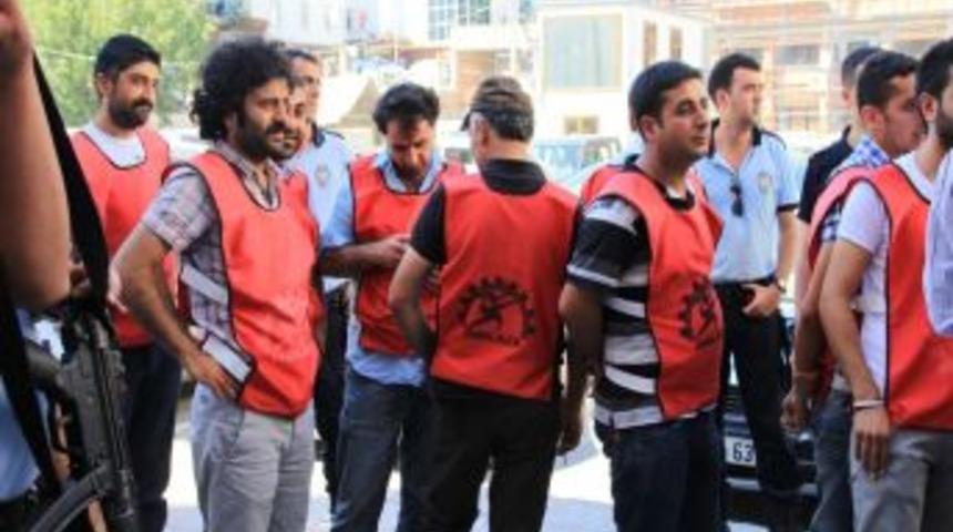 Boğazi&ccedil;i K&ouml;pr&uuml;s&uuml;'n&uuml; Trafiğe Kapatan Iş&ccedil;iler Emniyette