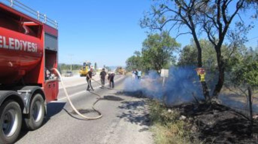 Y&uuml;k&uuml; Yanan Kamyonetten D&uuml;şen Samanlar Mandalin Bah&ccedil;esini Yaktı