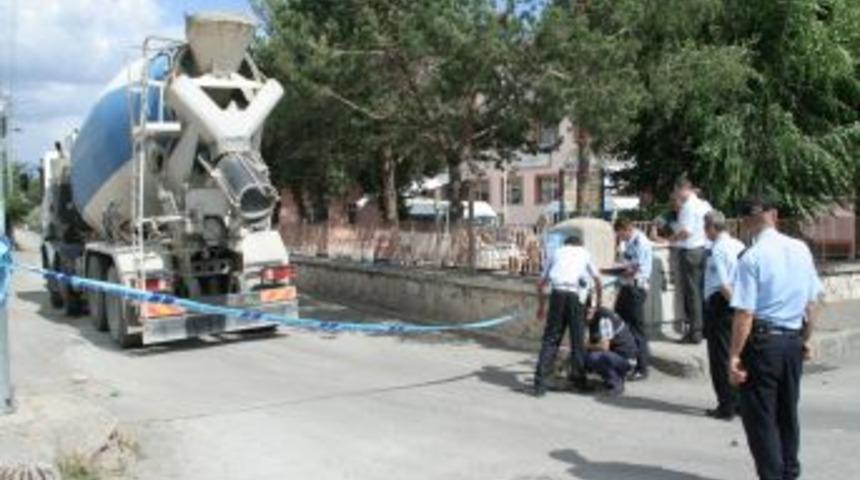 Beton Mikserinin Altında Can Verdi