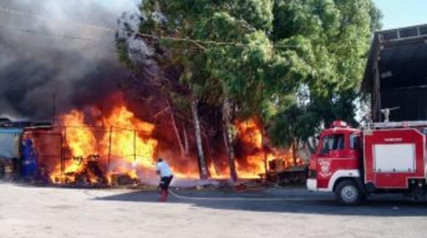 S&ouml;ke Meyve Sebze Halinde Korkutan Yangın