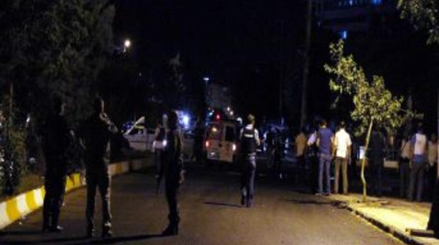 Diyarbakır&rsquo;da Polis Aracına Saldırı: 3 Yaralı