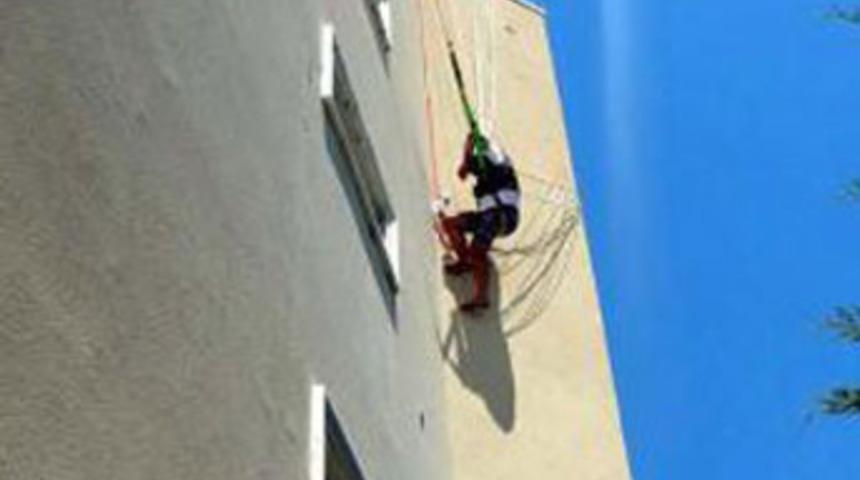 Konakladığı otelin &ccedil;atısına d&uuml;şt&uuml;