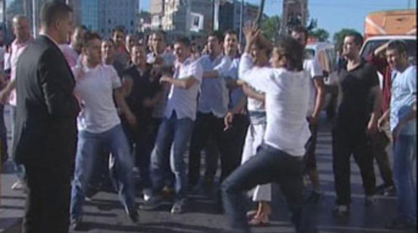 Taksim Meydanı'nda sopalı kavga