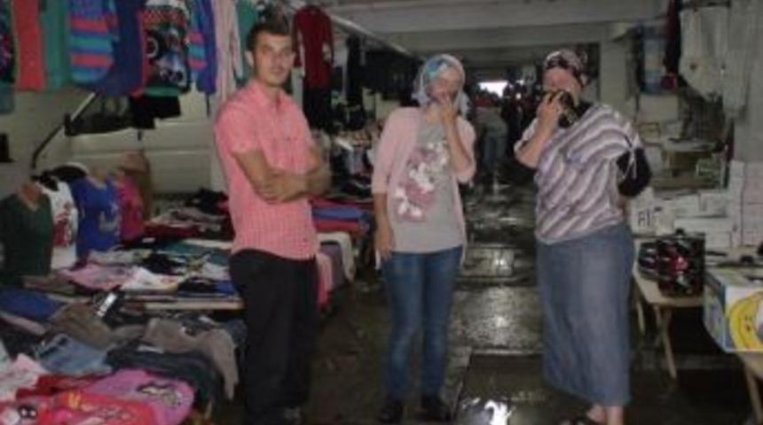 Artvin İli Bor&ccedil;ka İl&ccedil;esi'nde Pazarcılar Kanalizasyon Suyu İ&ccedil;inde Satış Yapıyor