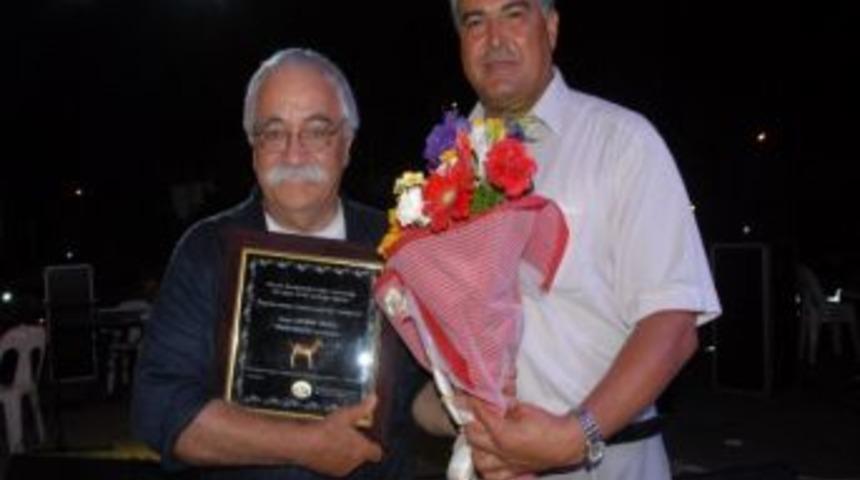 &lsquo;yılın Ke&ccedil;isi&rsquo; Levent Kırca &Ouml;d&uuml;l&uuml;n&uuml; Aldı