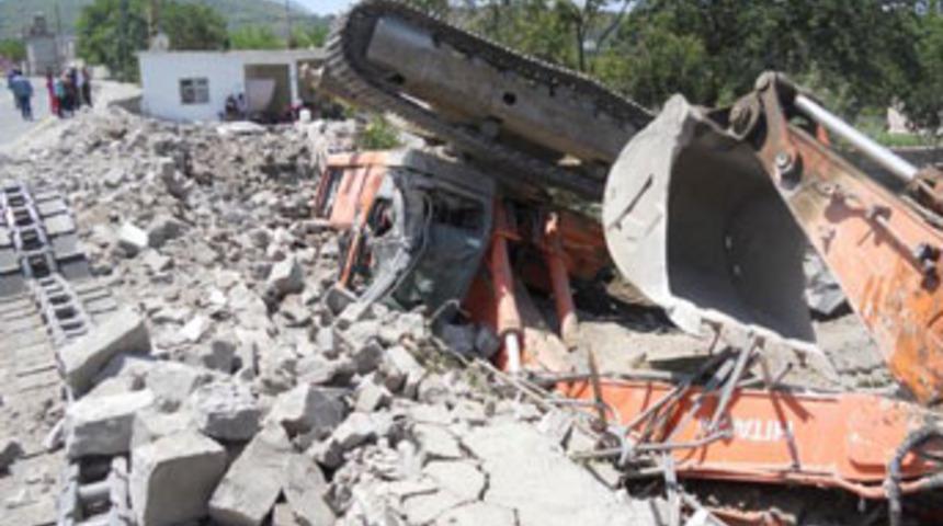 İş makinesi evin üzerine düştü