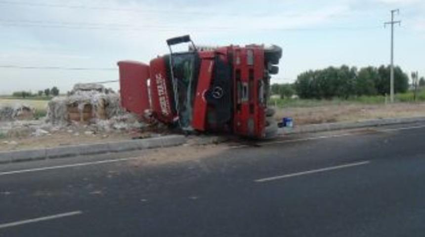 Aksaray'da Kağıt Y&uuml;kl&uuml; Tır Ref&uuml;je Devrildi: 1 Yaralı