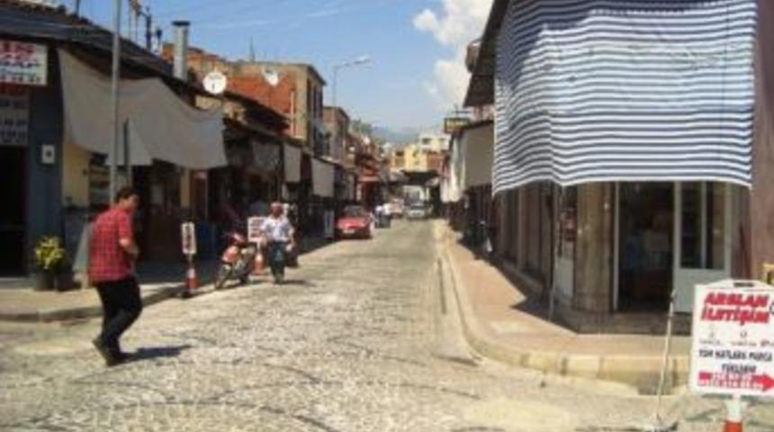 &Ouml;demiş'te Sıcaktan Ka&ccedil;an Soluğu Ağa&ccedil; Altında Alıyor