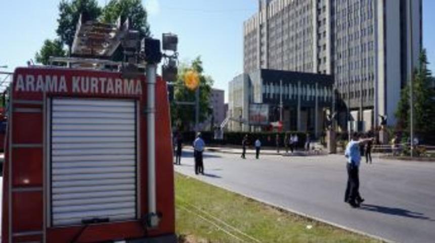 Metro Inşaatındaki G&ouml;&ccedil;&uuml;kte Kurtarma &Ccedil;alışmaları S&uuml;r&uuml;yor