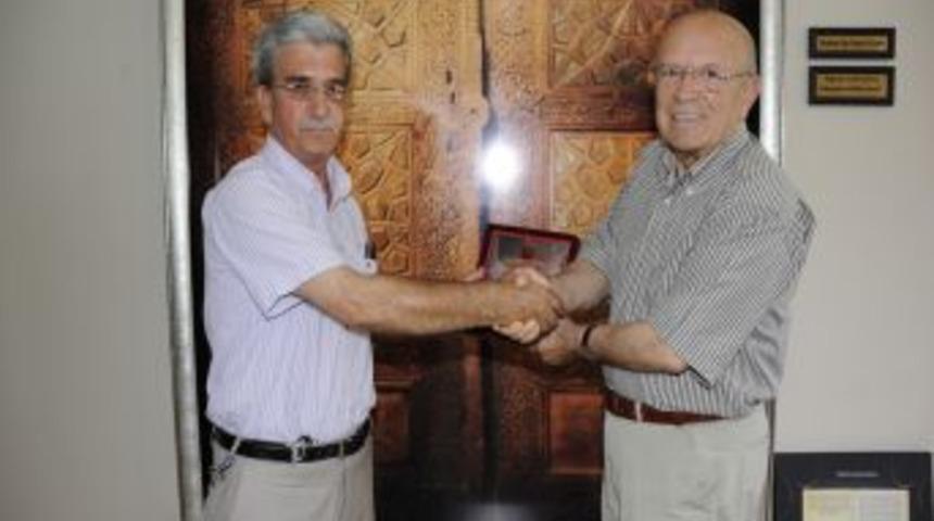 Muhtarlar Derneği&rsquo;nden Uğurlu&rsquo;ya Plaket