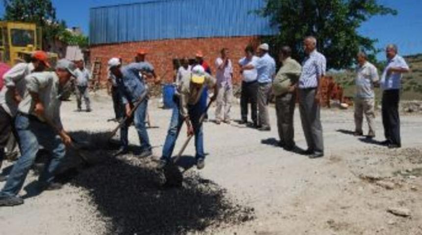 Köy Yollarının Yama Çalışmaları Devam Ediyor