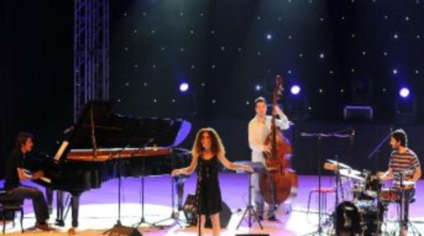 Caz Coşkusu S&uuml;r&uuml;yor