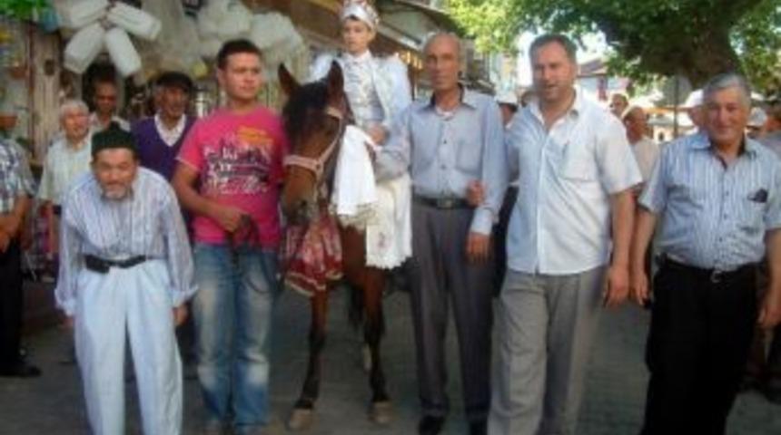 S&uuml;nnet D&uuml;ğ&uuml;nlerinde At Geleneği