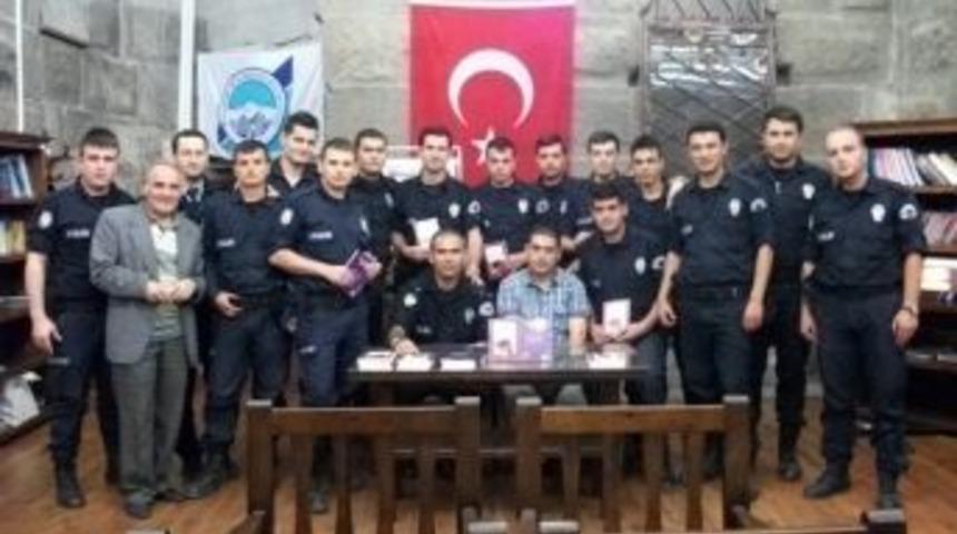 Polis Memuru Şiir Kitabı &Ccedil;ıkarttı